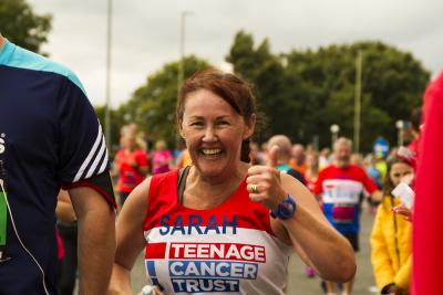 Teenage Cancer Trust Great North Run, runner giving the cheer squad the thumbs up