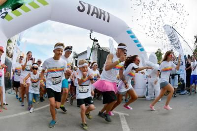Young people at the start of the colour run